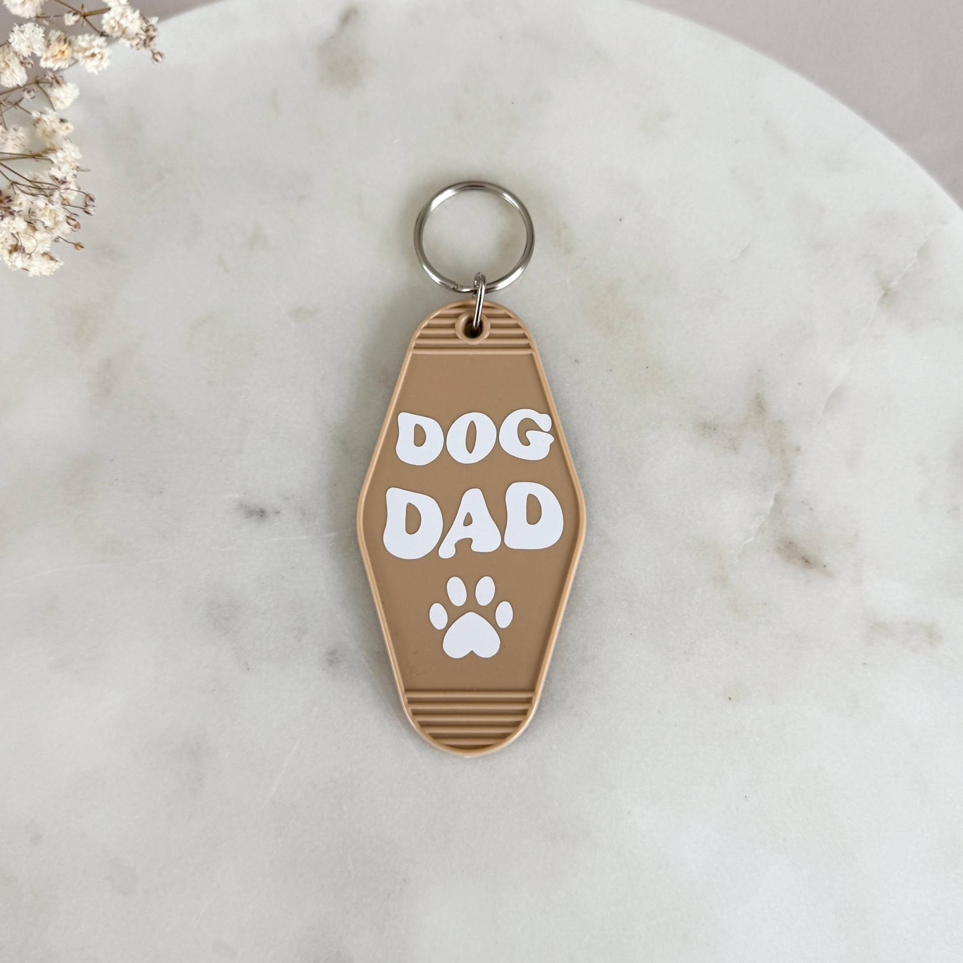 Dog Dad Motel Keychain I Schlüsselanhänger Im Retro-stil Für Hundepapas Geschenk Hundefreunde Haustierliebhaber Accessoire Dog Dad Motel Keychain I Schlüsselanhänger Im Retro-stil Für Hundepapas Geschenk Hundefreunde Haustierliebhaber Accessoire von StefaniesAtelierShop