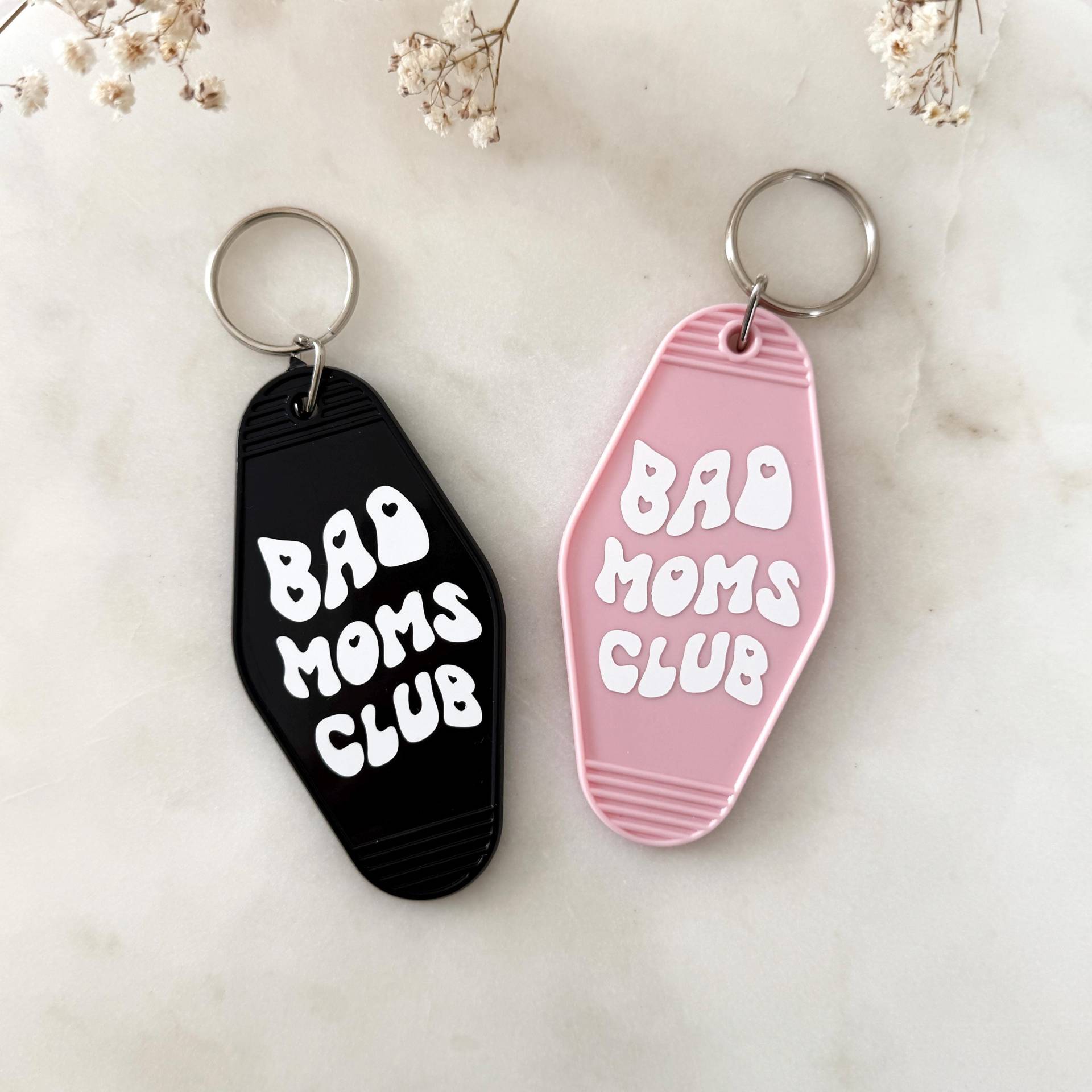 Motel Keychain Bad Moms Club I Lustiger Schlüsselanhänger Für Mamas Geschenkidee Muttertag Stylisch, Retro & Handgemacht Motel Keychain Bad Moms Club I Lustiger Schlüsselanhänger Für Mamas Geschenkidee Muttertag Stylisch, Retro & Handgemacht von StefaniesAtelierShop