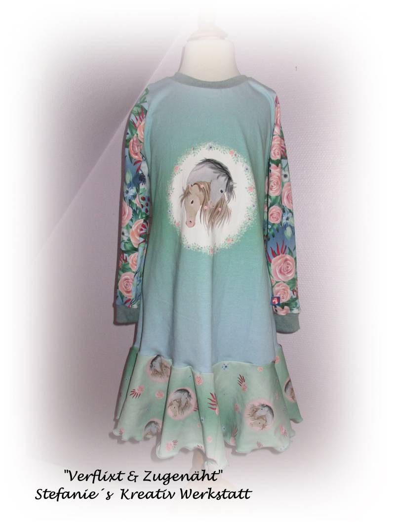 Tolles Langarm Kleid Mit Einem Pferdemotiv in 134/140 von StefaniesKreativ