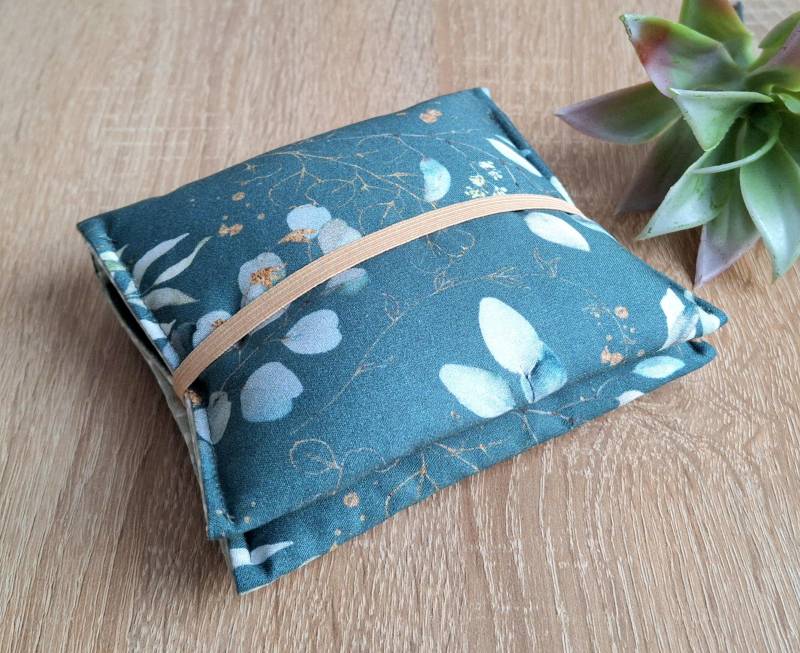 Geblümte Bindentasche, Bindentäschchen Mit Eukalyptus Petrol, Bindenetui Blumen, Geschenk Für Mädchen, Erste Periode, Hygienetäschchen von Steffbags