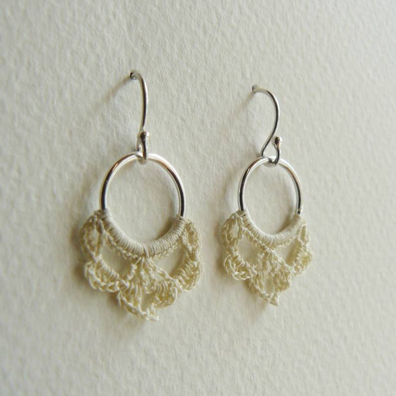 Creme Gehäkelte Creolen Sterling Silber Ohrringe Mit Spitze Creme Gehäkelte Creolen Sterling Silber Ohrringe Mit Spitze von SteffiGlaves