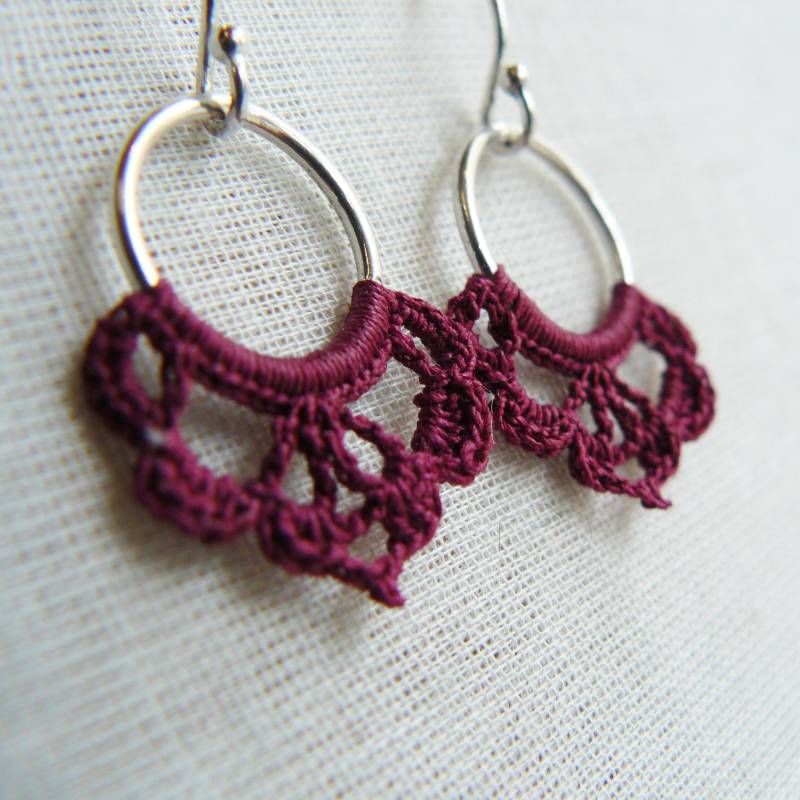 Gehäkelte Creolen, Dunkelrot, Kreis Ohrringe, Spitzenohrringe, Sterling Silber, Weinrote Ohrringe Gehäkelte Creolen, Dunkelrot, Kreis Ohrringe, Spitzenohrringe, Sterling Silber, Weinrote Ohrringe von SteffiGlaves