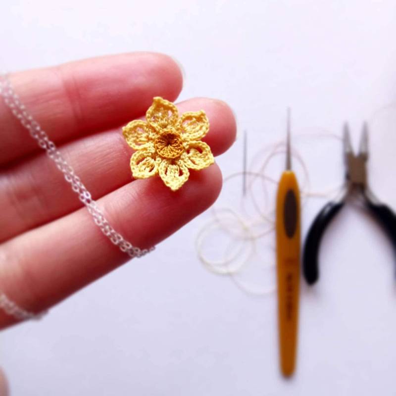 Gehäkelte Narzisse Anhänger Gelbe Blumenhalskette, Mikro Häkeln, Sterling Silber Kette von SteffiGlaves