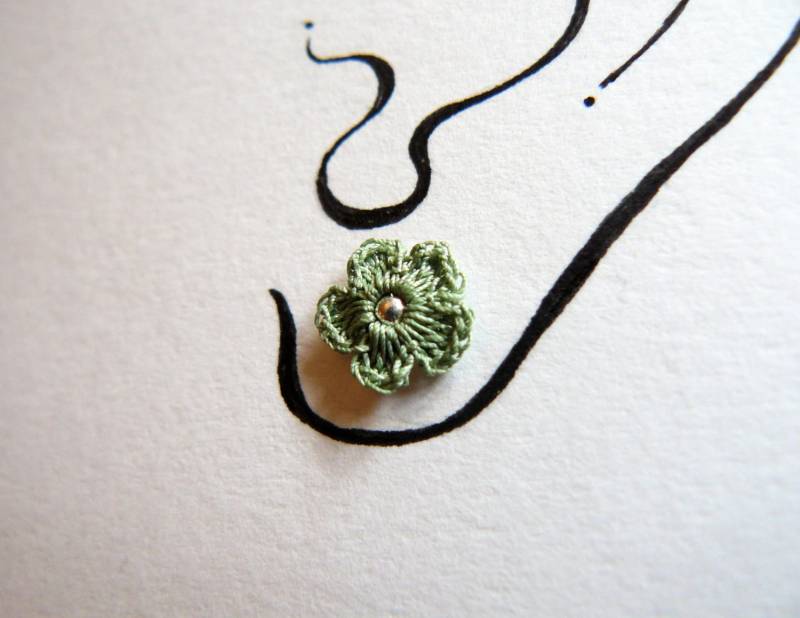 Grüne Gehäkelte Blume Ohrstecker, Kleine Ohrringe, Textilschmuck, Hochzeit, Brautjungfer, Blumenmädchen Grüne Gehäkelte Blume Ohrstecker, Kleine Ohrringe, Textilschmuck, Hochzeit, Brautjungfer, Blumenmädchen von SteffiGlaves