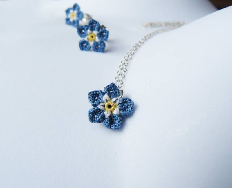 Häkeln Sie Vergissmeinnicht Anhänger, Kleine Blaue Blume Halskette, Etwas Blau Häkeln Sie Vergissmeinnicht Anhänger, Kleine Blaue Blume Halskette, Etwas Blau von SteffiGlaves