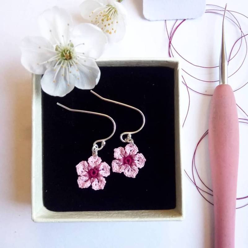 Gehäkelte Kirschblüten Ohrringe Sterling Silber, Micro Crochet, Blumenmädchen Geschenk von SteffiGlaves