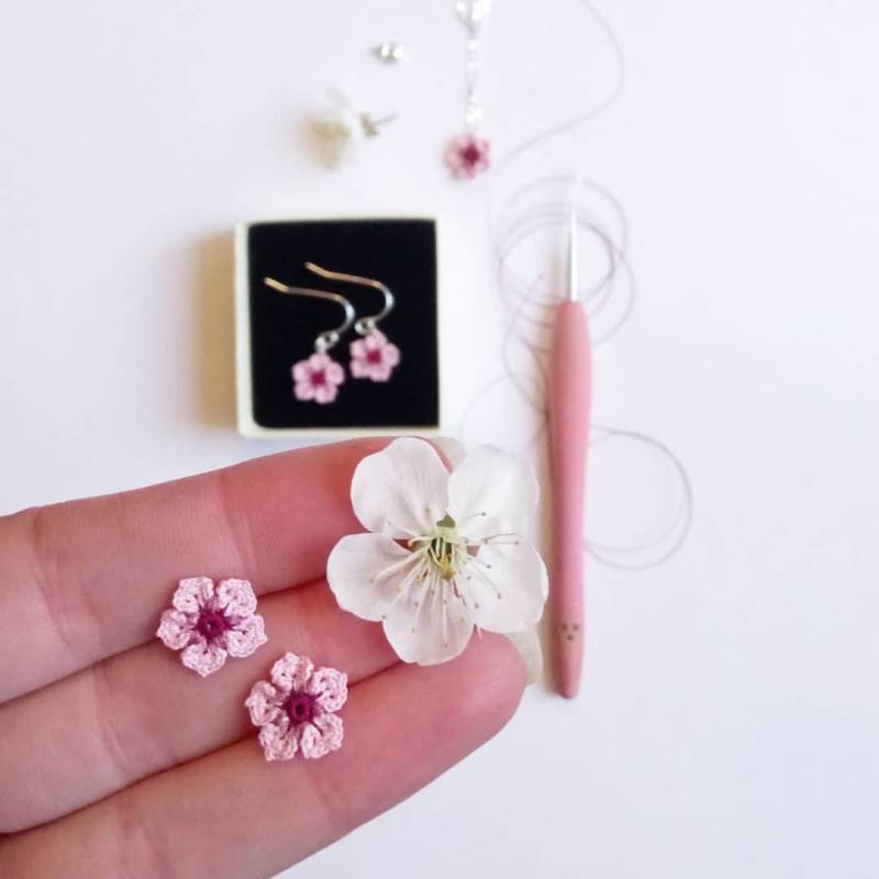 Gehäkelte Kirschblüten Ohrstecker Sterling Silber Rosa Blumen Ohrringe Gehäkelte Kirschblüten Ohrstecker Sterling Silber Rosa Blumen Ohrringe von SteffiGlaves