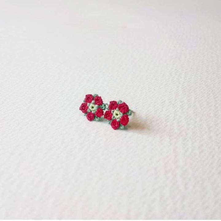 Rote Rose Ohrstecker, Lancashire Rose, Gehäkelte Blume Mikro Häkeln, Rote Ohrringe, Baumwolle Jubiläum Geschenk Rote Rose Ohrstecker, Lancashire Rose, Gehäkelte Blume Mikro Häkeln, Rote Ohrringe, Baumwolle Jubiläum Geschenk von SteffiGlaves