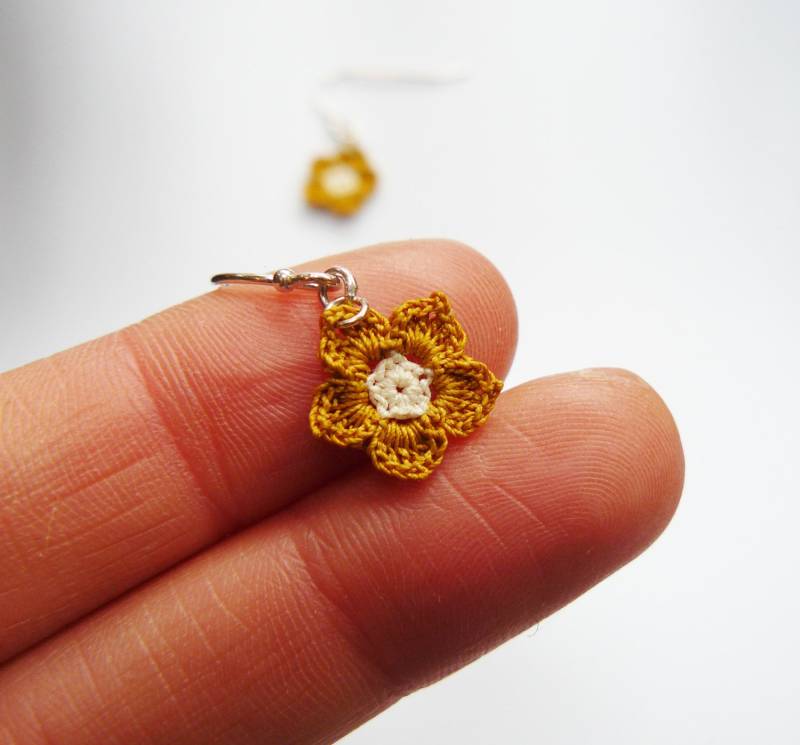 Senfgelb Und Creme Häkelspitze Blumen Ohrringe, Danke Geschenk, Microcrochet Schmuck Senfgelb Und Creme Häkelspitze Blumen Ohrringe, Danke Geschenk, Microcrochet Schmuck von SteffiGlaves
