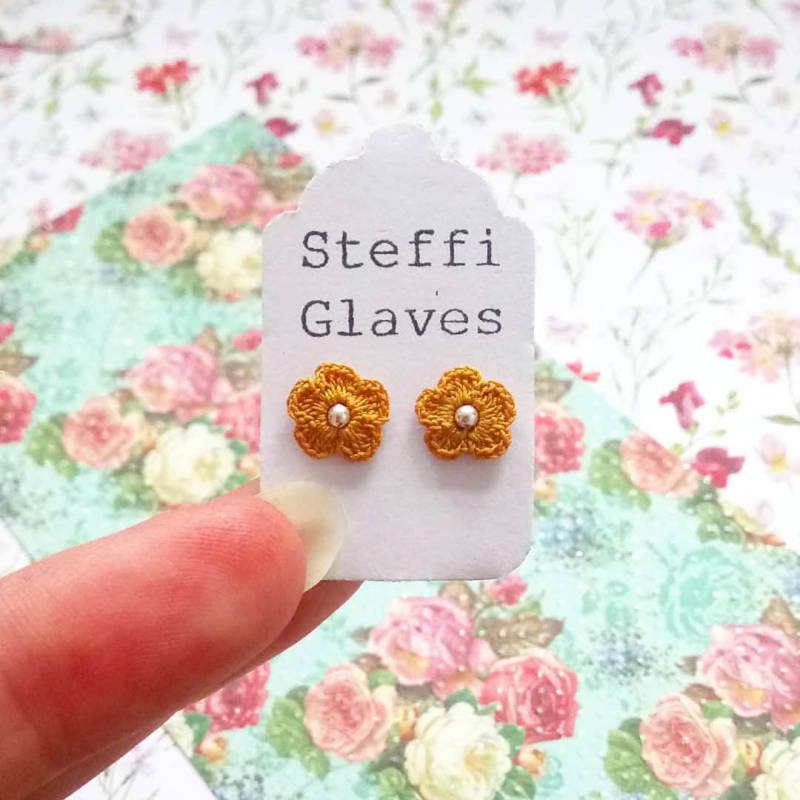 Senfgelbe Häkelblume Ohrstecker, Sterling Silber, Kleine Spitze, Textilschmuck, Hochzeit, Brautjungfer, Blumenmädchen von SteffiGlaves