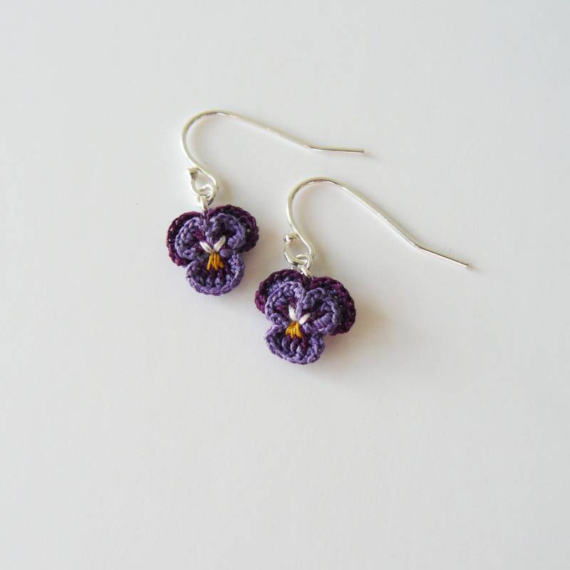 Stiefmütterchen Ohrringe, Gehäkelte Häkelspitze, Sterling Silber, Gehäkelte Blumenschmuck, Gestickter Schmuck, Hochzeitsschmuck Stiefmütterchen Ohrringe, Gehäkelte Häkelspitze, Sterling Silber, Gehäkelte Blumenschmuck, Gestickter Schmuck, Hochzeitsschmuck von SteffiGlaves