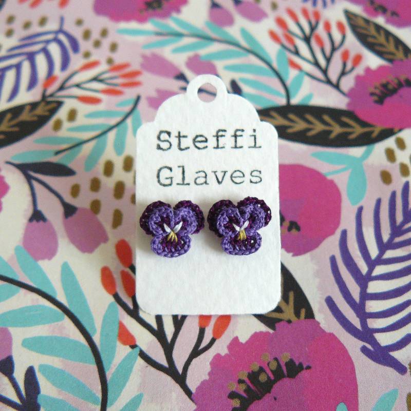 Stiefmütterchen Ohrringe, Lila Ohrstecker, Häkelspitze, Sterling Silber, Gehäkelte Gestickter Schmuck, Hochzeitsschmuck von SteffiGlaves