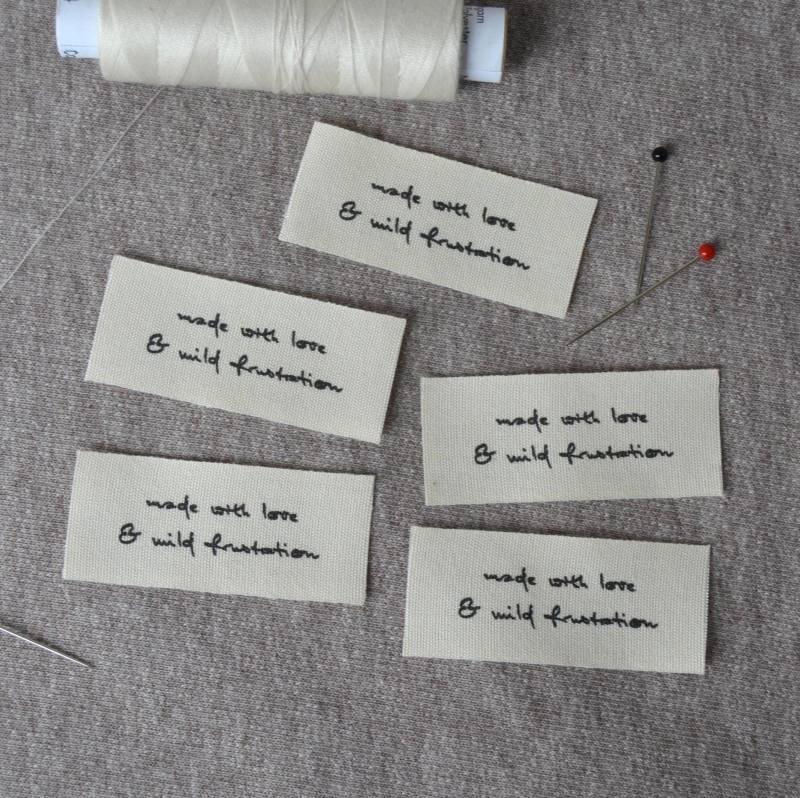 Textiletiketten Aus Bio-Baumwolle Zum Aufnähen | Textillabel "Made With Love & Mild Frustration" Witzige Handmade Label Annähen Textiletiketten Aus Bio-Baumwolle Zum Aufnähen | Textillabel "Made With Love & Mild Frustration" Witzige Handmade Label Annähen von SteffisStofftraeume