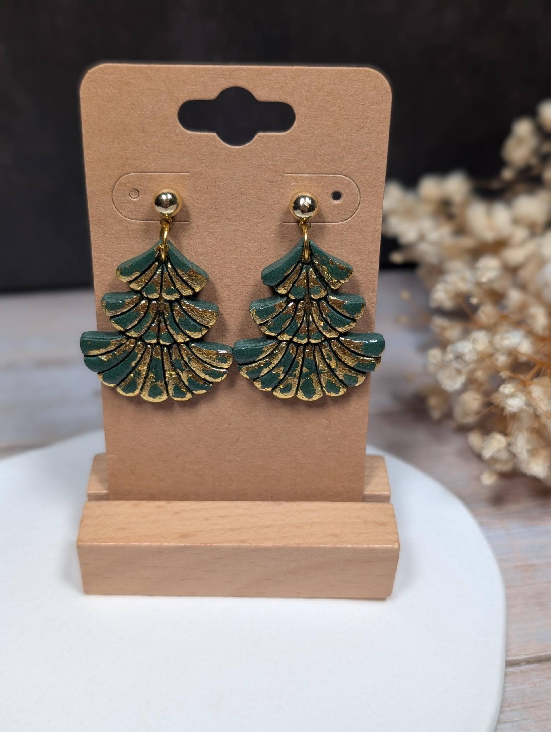 Grün Goldene Hängende Weihnachtsohrringe Aus Polymer Clay Fimo Handgefertigt in Deutschland | Weihnachtsbaum Ohrringe Mit Goldenen Akzenten von SteffsPolymertique
