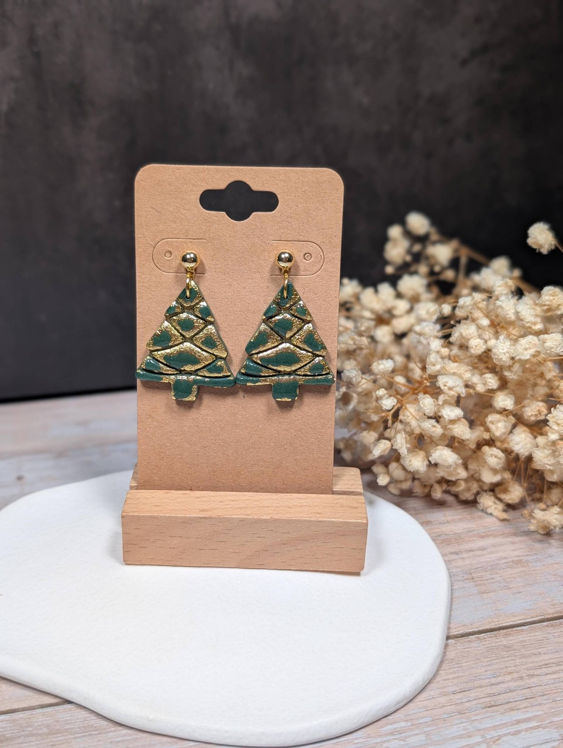 Grün Goldene Hängende Weihnachtsohrringe Aus Polymer Clay Fimo Handgefertigt in Deutschland | Weihnachtsbaum Ohrringe Mit Goldenen Akzenten von SteffsPolymertique