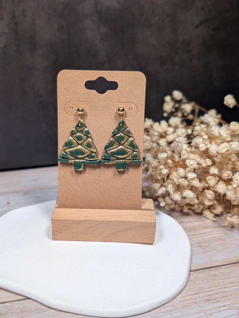 Grün Goldene Hängende Weihnachtsohrringe Aus Polymer Clay Fimo Handgefertigt in Deutschland | Weihnachtsbaum Ohrringe Mit Goldenen Akzenten von SteffsPolymertique