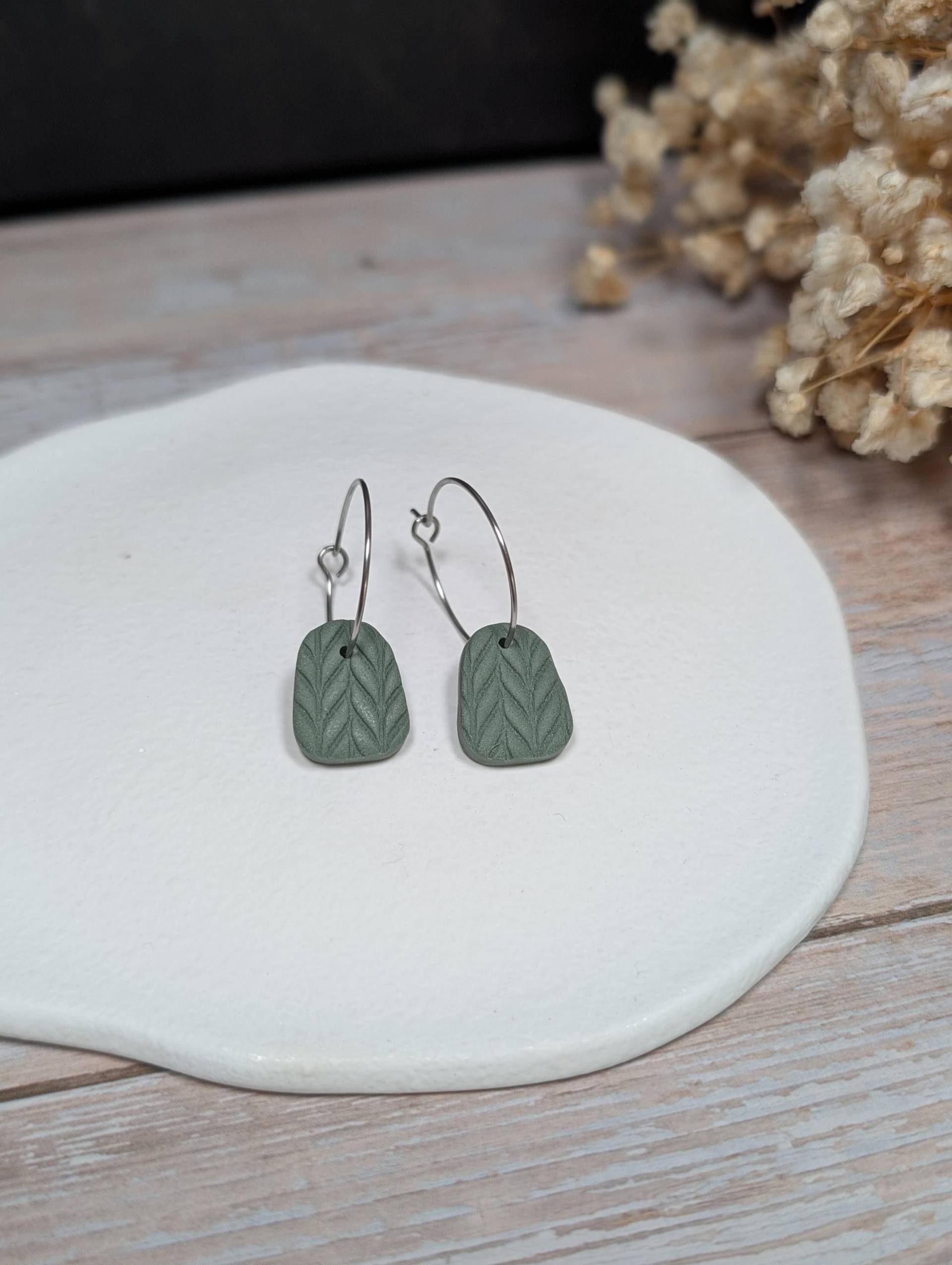 Grüne Blattdesign Creolen Ohrringe Aus Polymer Clay Fimo | Handgefertigt in Deutschland Statement Für Naturliebhaber Grüne Blattdesign Creolen Ohrringe Aus Polymer Clay Fimo | Handgefertigt in Deutschland Statement Für Naturliebhaber von SteffsPolymertique