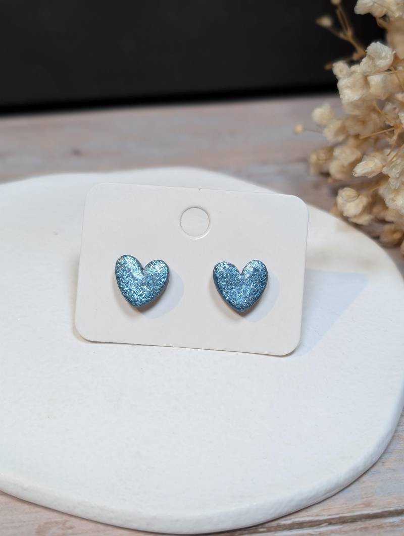 Herzohrringe Blau Glitzer Aus Polymer Clay Fimo Handgefertigt in Deutschland | Schmuckstück Mädchen Kreative Teenager Statement Ohrstecker von SteffsPolymertique