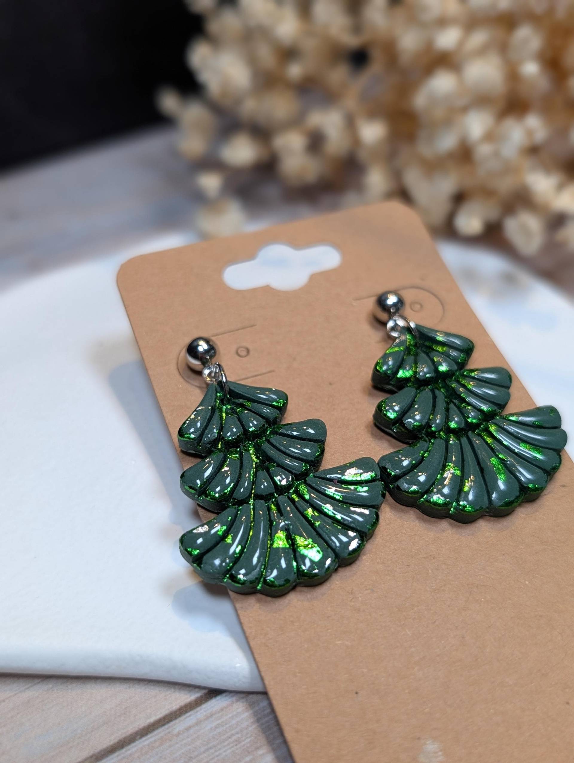 Weihnachtsbaum Ohrringe Aus Polymer Clay Fimo Handgefertigt in Deutschland | Grüne Tannenbaum Funkelnd Für Weihnachten Einzelstück von SteffsPolymertique