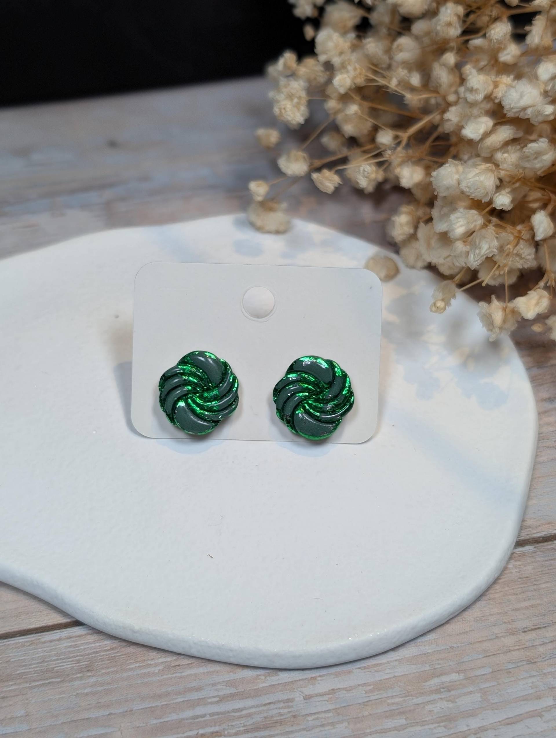 Weihnachtsohrringe in Schimmernden Grün Aus Polymer Clay Fimo Handgefertigt Deutschland | Glitzer Für Besondere Kreative Anlässe von SteffsPolymertique