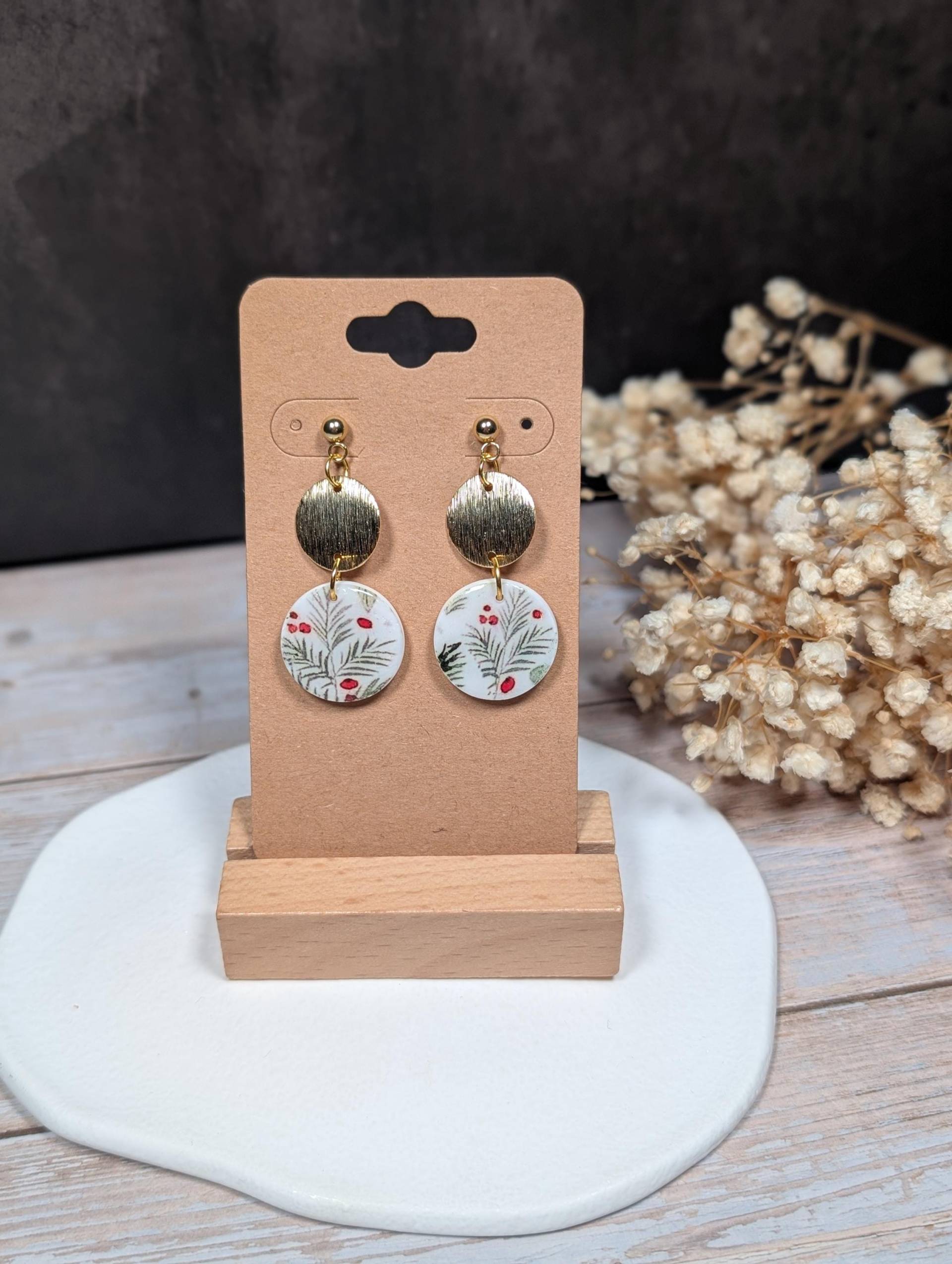 Winterwald Aus Fimo Polymer Clay | Handgefertigte Hängende Ohrringe Blattdesign Mit Roten Akzenten Schmuckgeschenk Zu Weihnachten von SteffsPolymertique