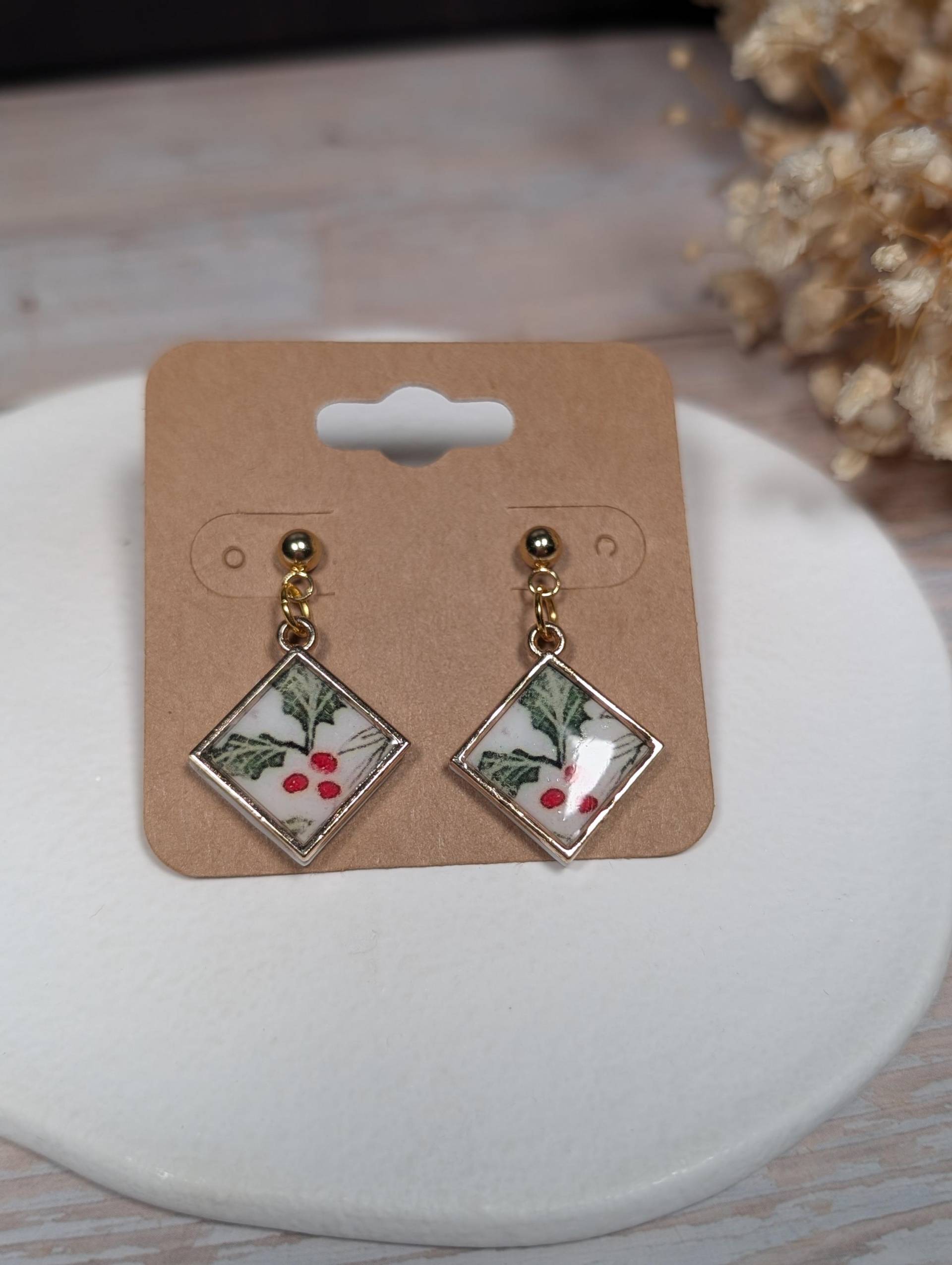 Winterwald Aus Fimo Polymer Clay | Handgefertigte Hängende Ohrringe Blattdesign Mit Roten Akzenten Schmuckgeschenk Zu Weihnachten von SteffsPolymertique