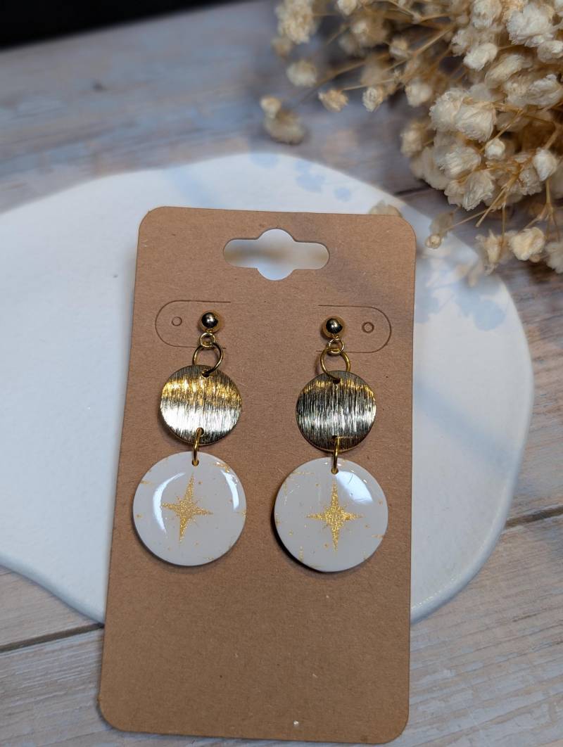 Winterzauber Polymer Clay Fimo Hängende Ohrringe Handgefertigt in Deutschland | Weiß Mit Goldenen Sternen Für Besondere Anlässe Schmuckstück von SteffsPolymertique