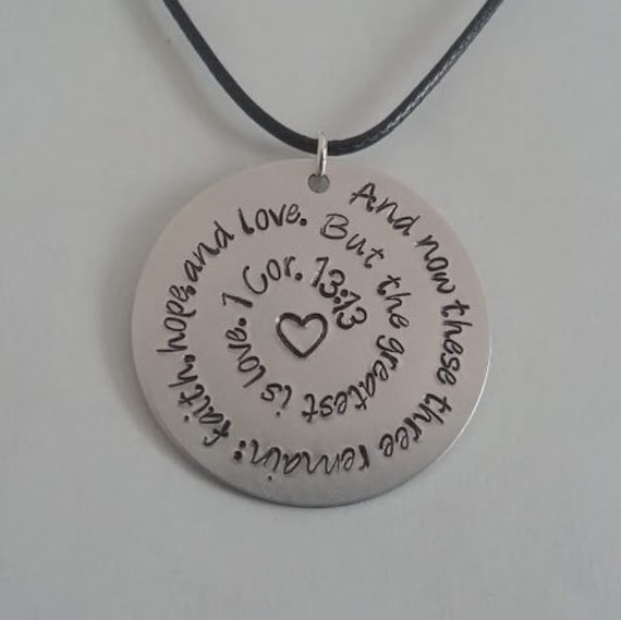 1 Korinther 1313 Glaube, Hoffnung Und Liebe, Aber Die Größte Von Ihnen Ist Liebe Hand Gestempelt 1, 5" Silber Aluminium Halskette Glauben von StefisLilJewelryShop