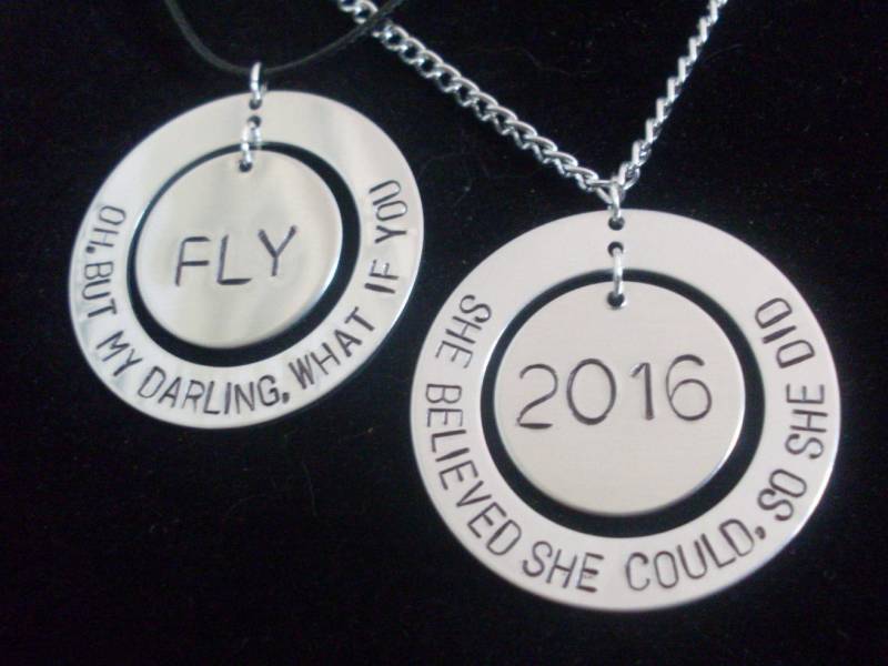 Ach Ja, Aber Mein Schatz, Was Passiert, Wenn Sie Fliegen Oder Sie Glaubte Nur Konnte, So Mit Datum Jedem Zitat Halskette 1.5" Aluminium Custom Made von StefisLilJewelryShop