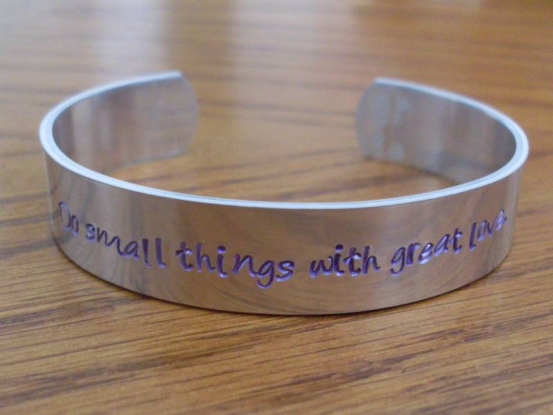 Anpassbare Zitat Silber Aluminium Manschette Armband Mutter Teresa "Kleine Dinge Mit Großer Liebe." Oder Eine Kurze Jede Farbe Schriftart von StefisLilJewelryShop