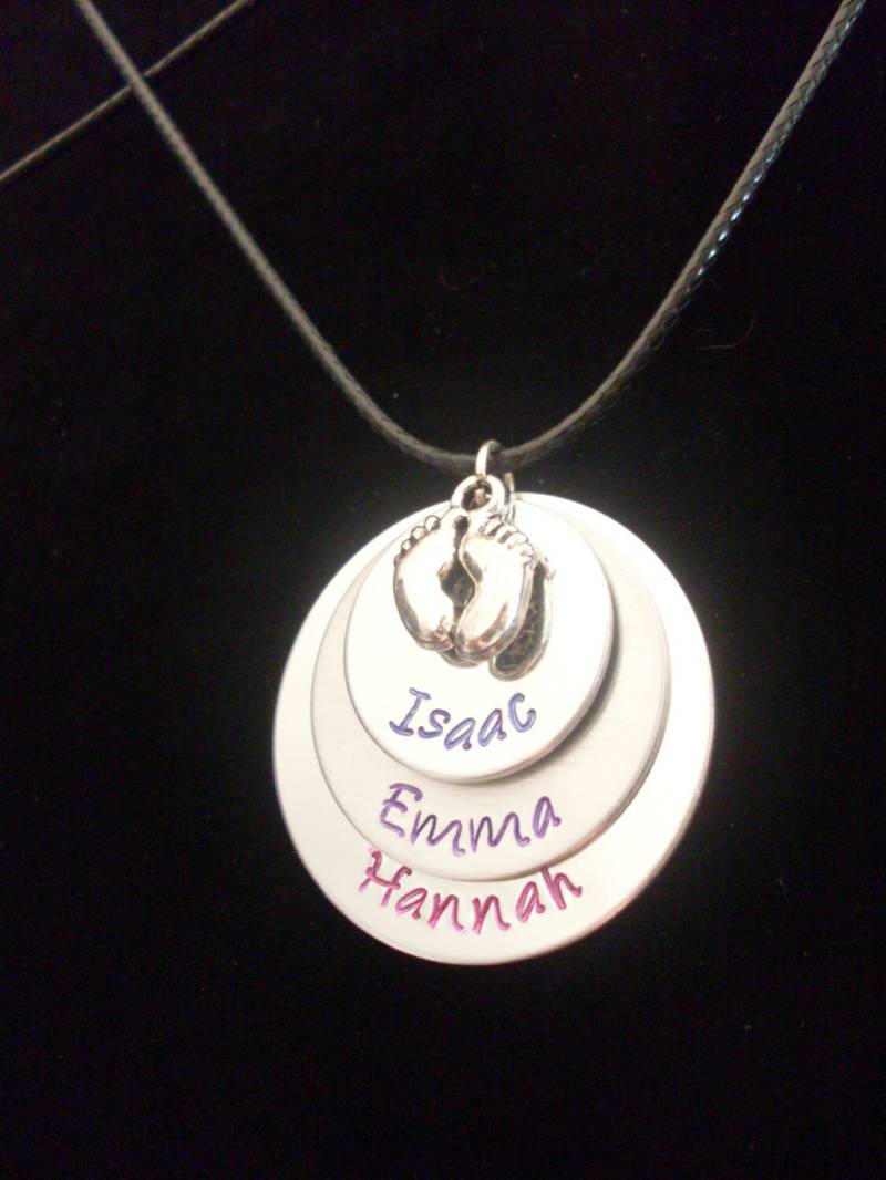 Baby Füße Fußabdrücke + Drei Namen Für Mama Mutter Kinder Freunde Personalisierte Hand Gestempelt 1, 25" Gestapelt Aluminium Kreis Halskette Custom Baby Füße Fußabdrücke + Drei Namen Für Mama Mutter Kinder Freunde Personalisierte Hand Gestempelt 1, 25" Gestapelt Aluminium Kreis Halskette Custom von StefisLilJewelryShop