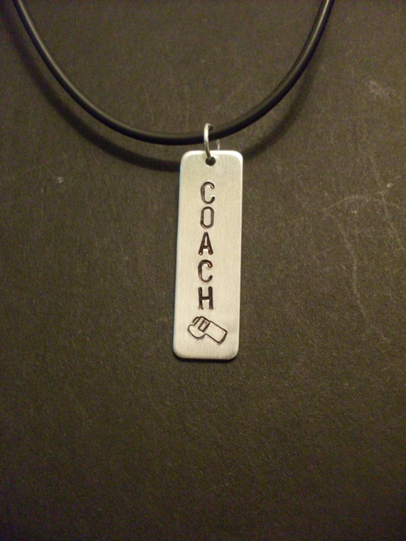 Benutzerdefinierte "Coach" Mit Pfeife Design Hand Gestanzte Aluminium Tag 1, 25" Lange Halskette von StefisLilJewelryShop