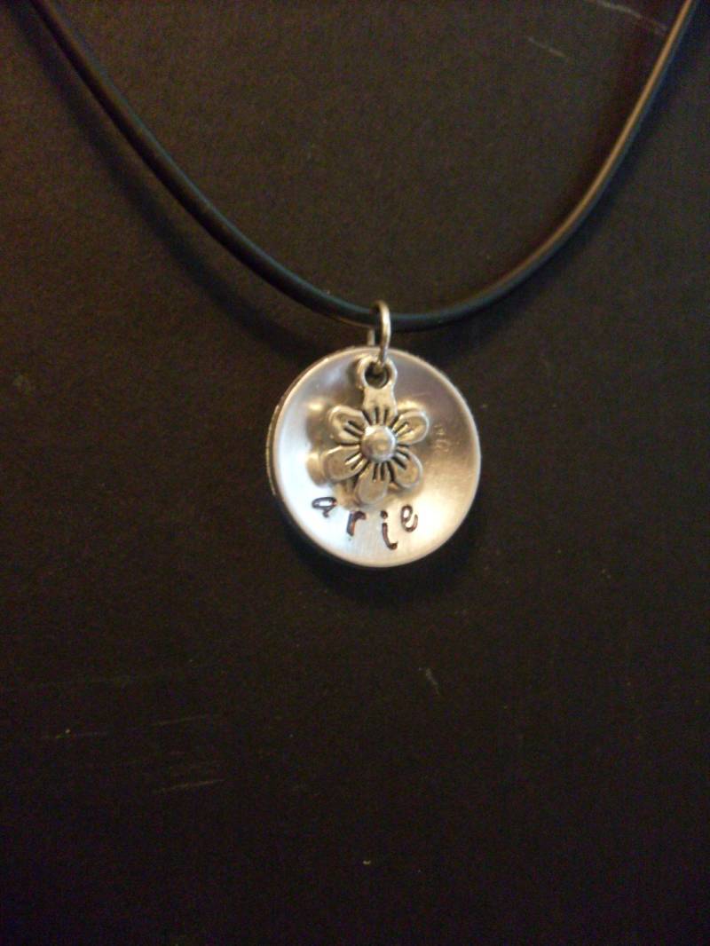 Benutzerdefinierte Handmade Personliazed Namen Hand Gestempelt Aluminium Halskette Mit Blume Charm Verfügbar Flach Oder Konkav von StefisLilJewelryShop
