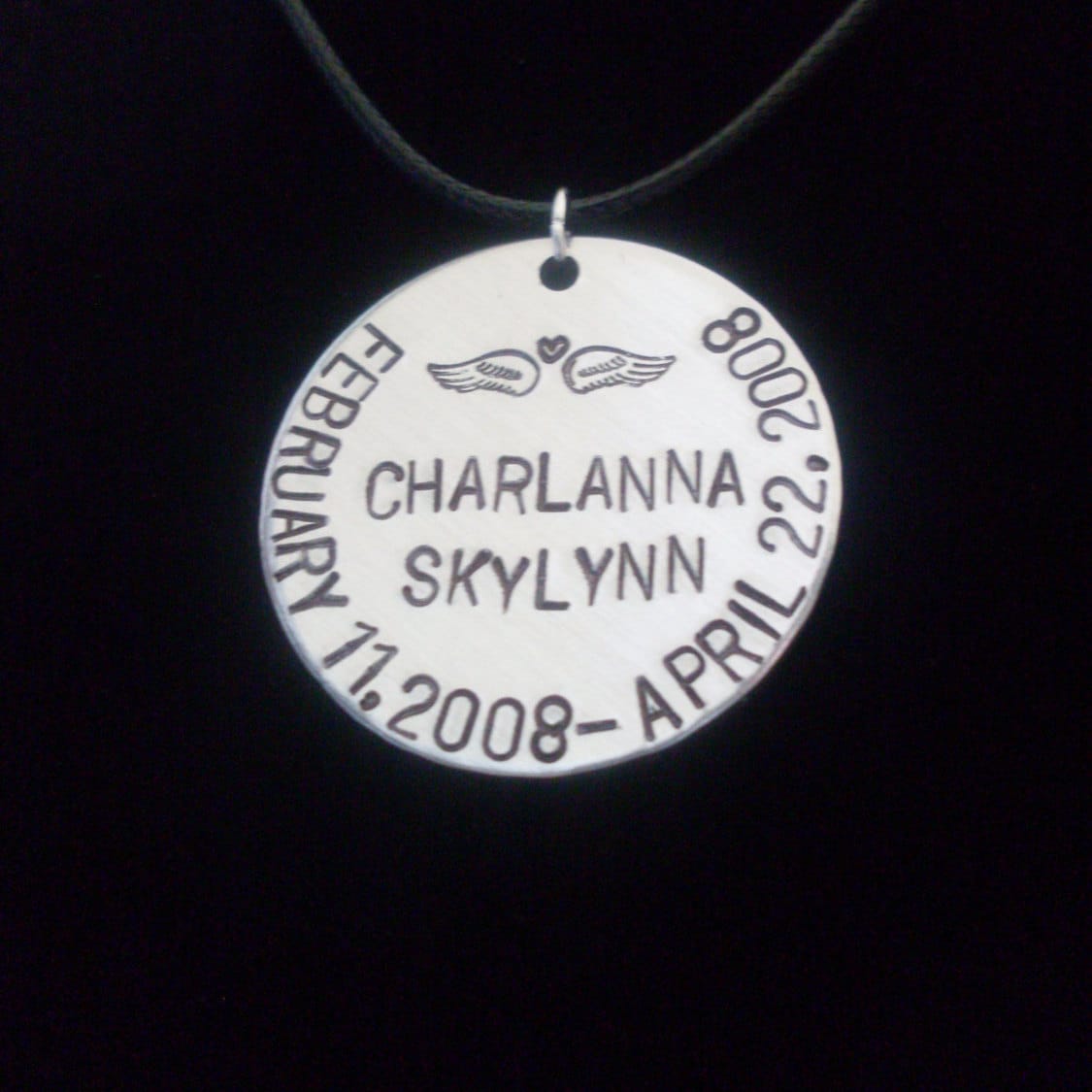 Benutzerdefinierte Memorial Kette - Herz Mit Flügeln, Namen Und Geburtsdaten & Vorbeigehen, Hand Stempel 1, 25" Silber Aluminium Halskette von StefisLilJewelryShop