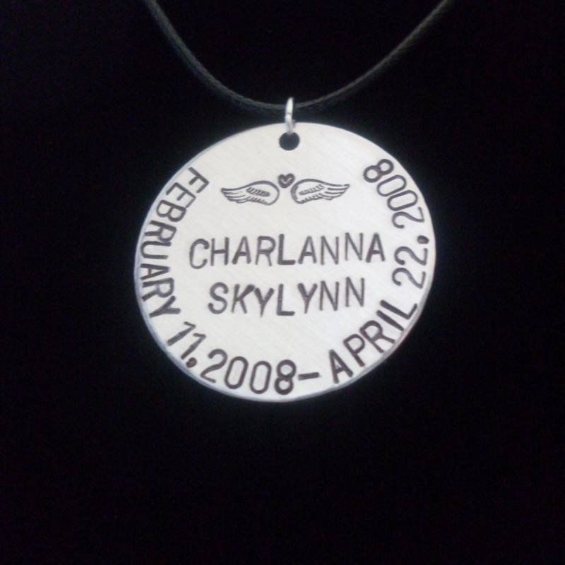 Benutzerdefinierte Memorial Kette - Herz Mit Flügeln, Namen Und Geburtsdaten & Vorbeigehen, Hand Stempel 1, 25" Silber Aluminium Halskette von StefisLilJewelryShop