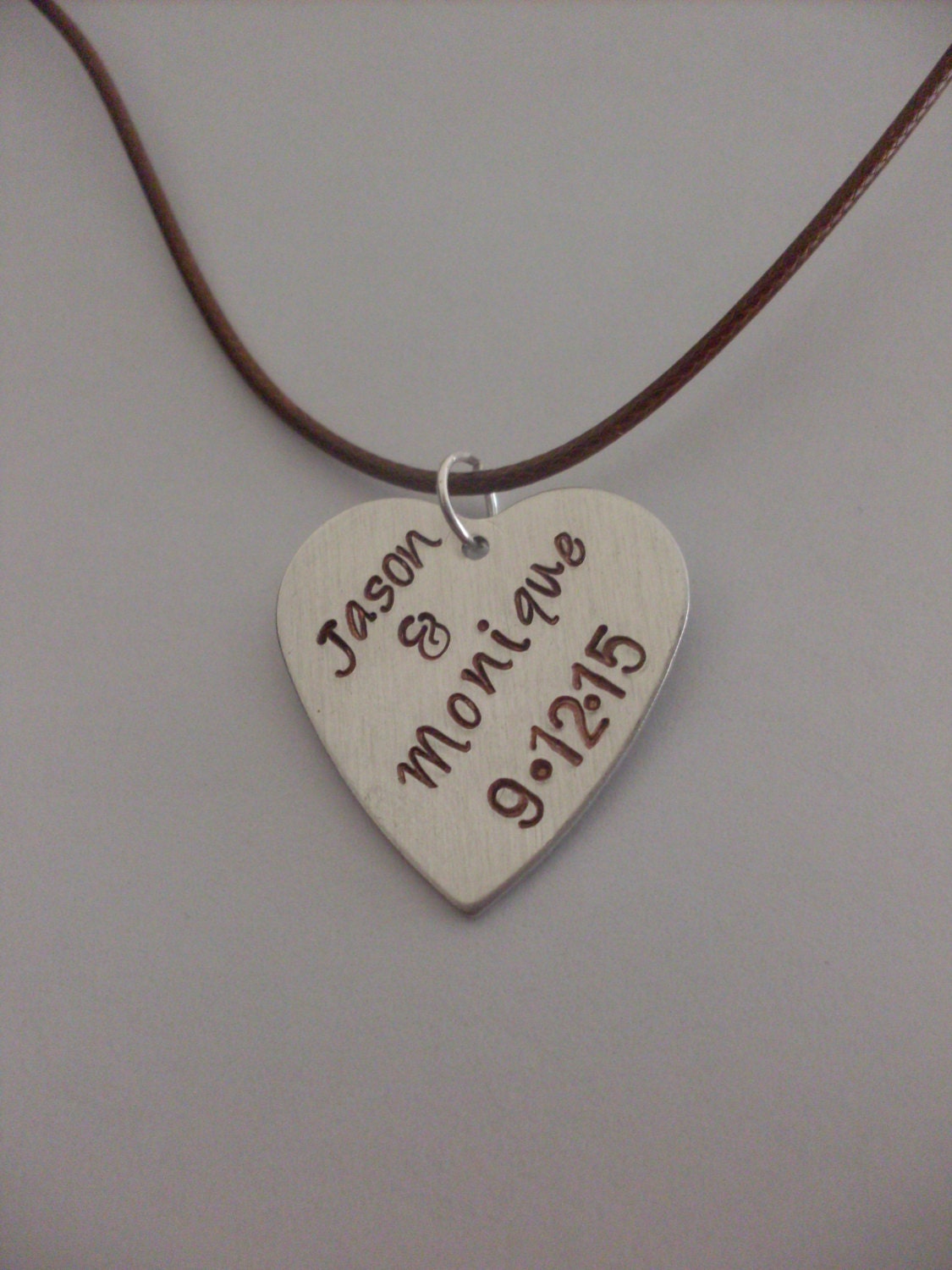 Benutzerdefinierte Paare, Hochzeit, Dating Oder Jubiläum Personalisierte 1" Aluminium Herzhand Gestempelt Halskette Mit Namen Und Datum Add-On Charms von StefisLilJewelryShop