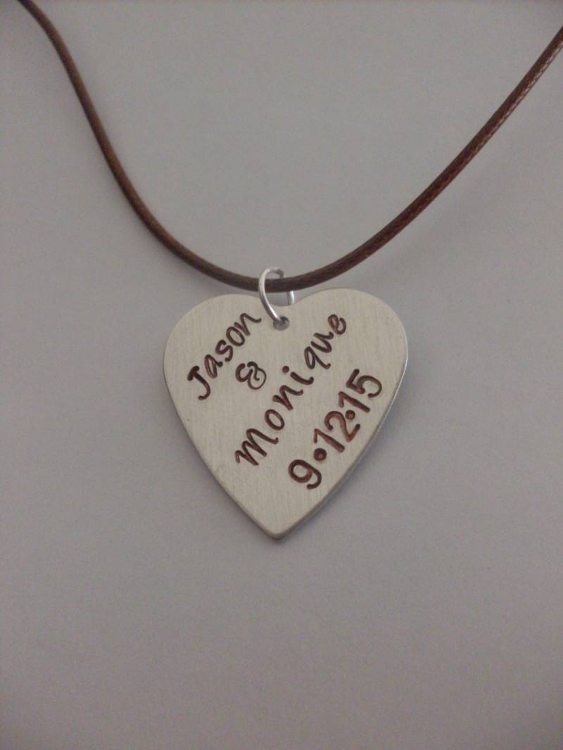 Benutzerdefinierte Paare, Hochzeit, Dating Oder Jubiläum Personalisierte 1" Aluminium Herzhand Gestempelt Halskette Mit Namen Und Datum Add-On Charms von StefisLilJewelryShop