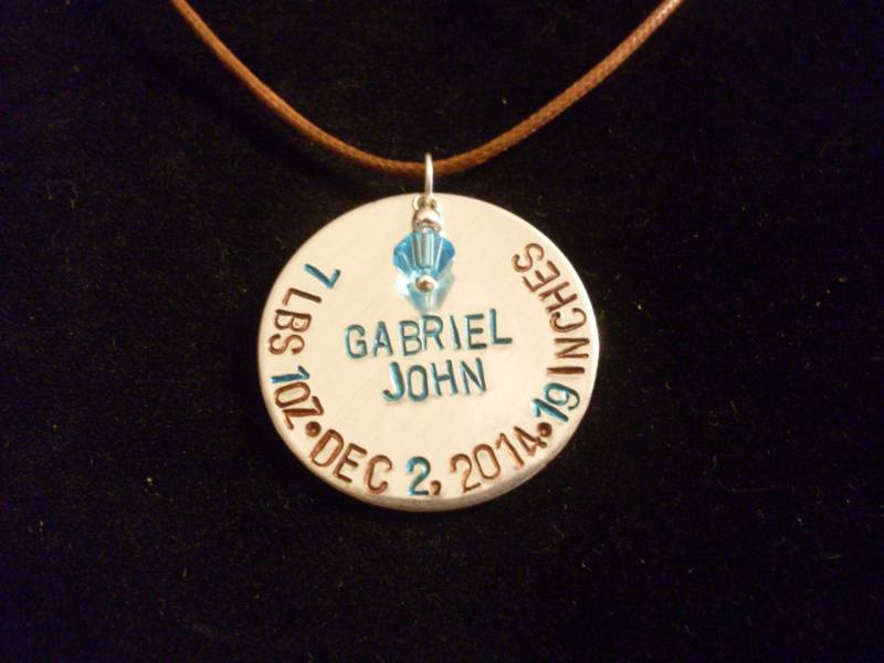 Benutzerdefinierte Personalisierte Geburt Ankündigung Neue Mutter Baby Geburtstag Kind Hand Gestempelt 1, 25" Aluminium Kreis Halskette & Optional Benutzerdefinierte Personalisierte Geburt Ankündigung Neue Mutter Baby Geburtstag Kind Hand Gestempelt 1, 25" Aluminium Kreis Halskette & Optional von StefisLilJewelryShop