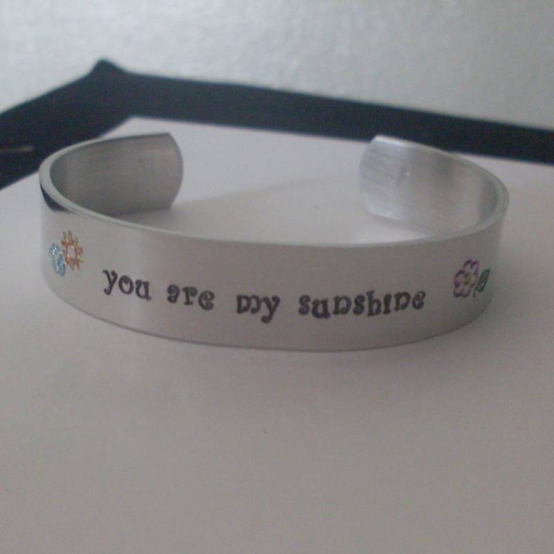 Du Bist Mein Sonnenschein Anpassbare Zitieren Silber Aluminium Manschette Armband Mit Sonne Und Wolken, Blume Blatt von StefisLilJewelryShop