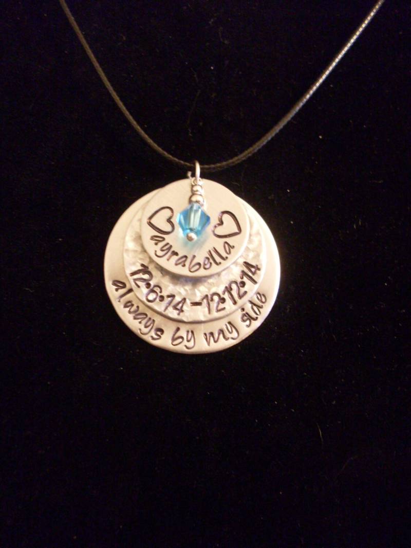 Fehlgeburt, Kleinkinder Verlust, Verlust Des Kindes, Memorial Geschwister Personalisierte Hand Gestempelt 1, 25" Gestapelte Aluminium Kreis Halskette von StefisLilJewelryShop