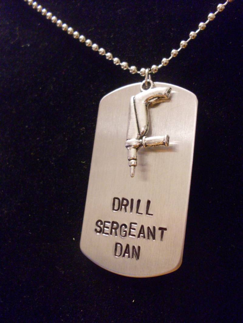Feldwebel Oder Bleiben Ruhig Dieser Ist Nur Eine Bohrmaschine Hand Gestempelt Aluminium Dog Tag Halskette Mit Charme Tool Themed von StefisLilJewelryShop
