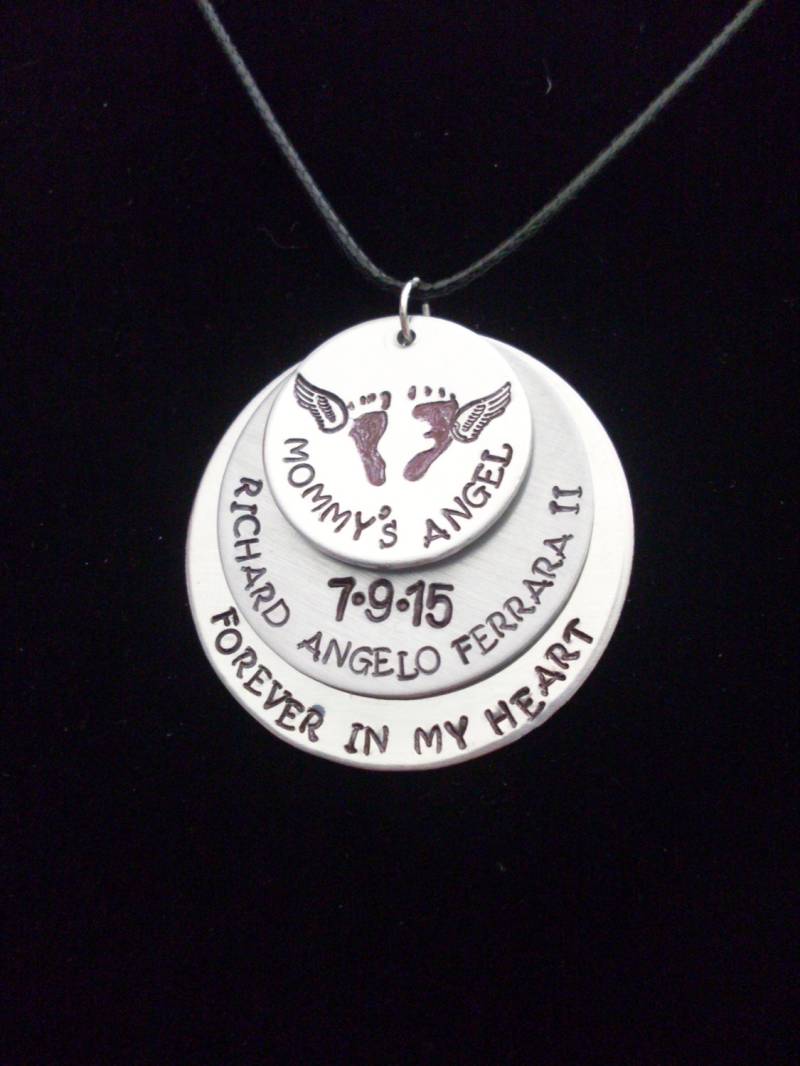 Fußabdruck & Engelsflügel Fehlgeburt, Säugling Verlust, Kind Memorial Personalisierte Gestempelt 1.5" Gestapelt Aluminium-Kreis Halskette Custom Fußabdruck & Engelsflügel Fehlgeburt, Säugling Verlust, Kind Memorial Personalisierte Gestempelt 1.5" Gestapelt Aluminium-Kreis Halskette Custom von StefisLilJewelryShop