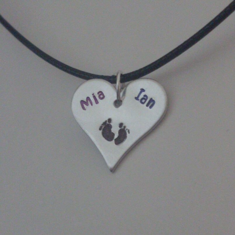 Fußabdrücke Mutter Ist 3/4" Herz Halskette - Silber Getönten Aluminium Personalisierte Hand Gestempelt Custom Mit Initialen Oder Kurznamen von StefisLilJewelryShop