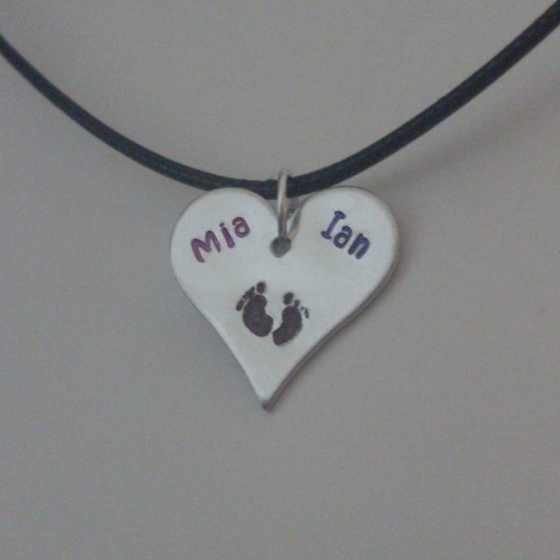 Fußabdrücke Mutter Ist 3/4" Herz Halskette - Silber Getönten Aluminium Personalisierte Hand Gestempelt Custom Mit Initialen Oder Kurznamen von StefisLilJewelryShop