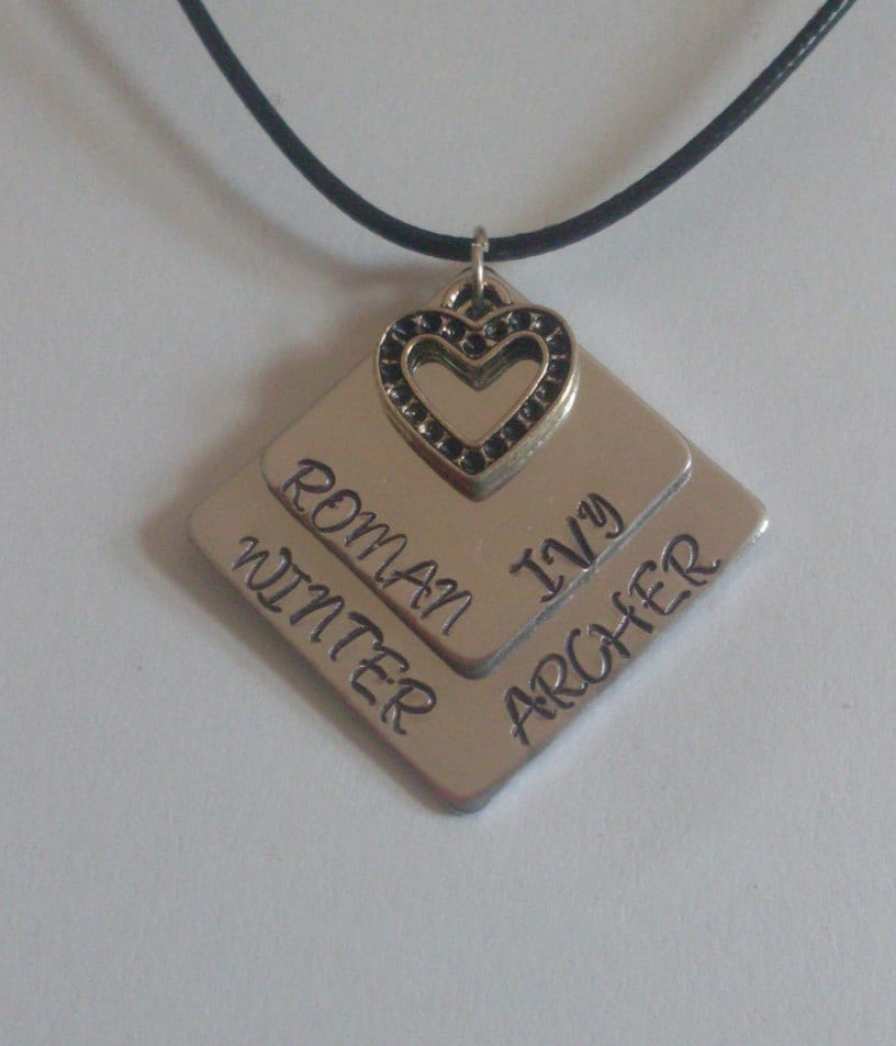 Gestapelte Diamanten 1 Oder 2 Mit Herz Charms Und Bis Zu 4 Namen Für Mama Mutter Kinder Freunde Personalisierte Hand Gestempelt Schicht Aluminium von StefisLilJewelryShop