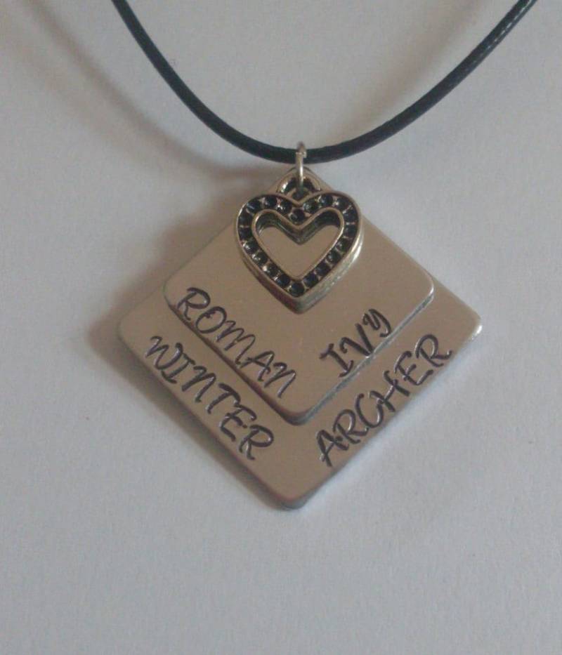 Gestapelte Diamanten 1 Oder 2 Mit Herz Charms Und Bis Zu 4 Namen Für Mama Mutter Kinder Freunde Personalisierte Hand Gestempelt Schicht Aluminium von StefisLilJewelryShop