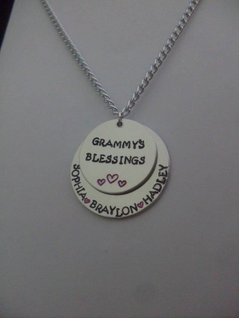 Grammy Es Segen Custom Gestapelt Halskette & Enkeln Namen Silberfarbenen Aluminium Jeder Beliebige Name Grammies, Mutter, Mamas, Omas, Tantchens von StefisLilJewelryShop