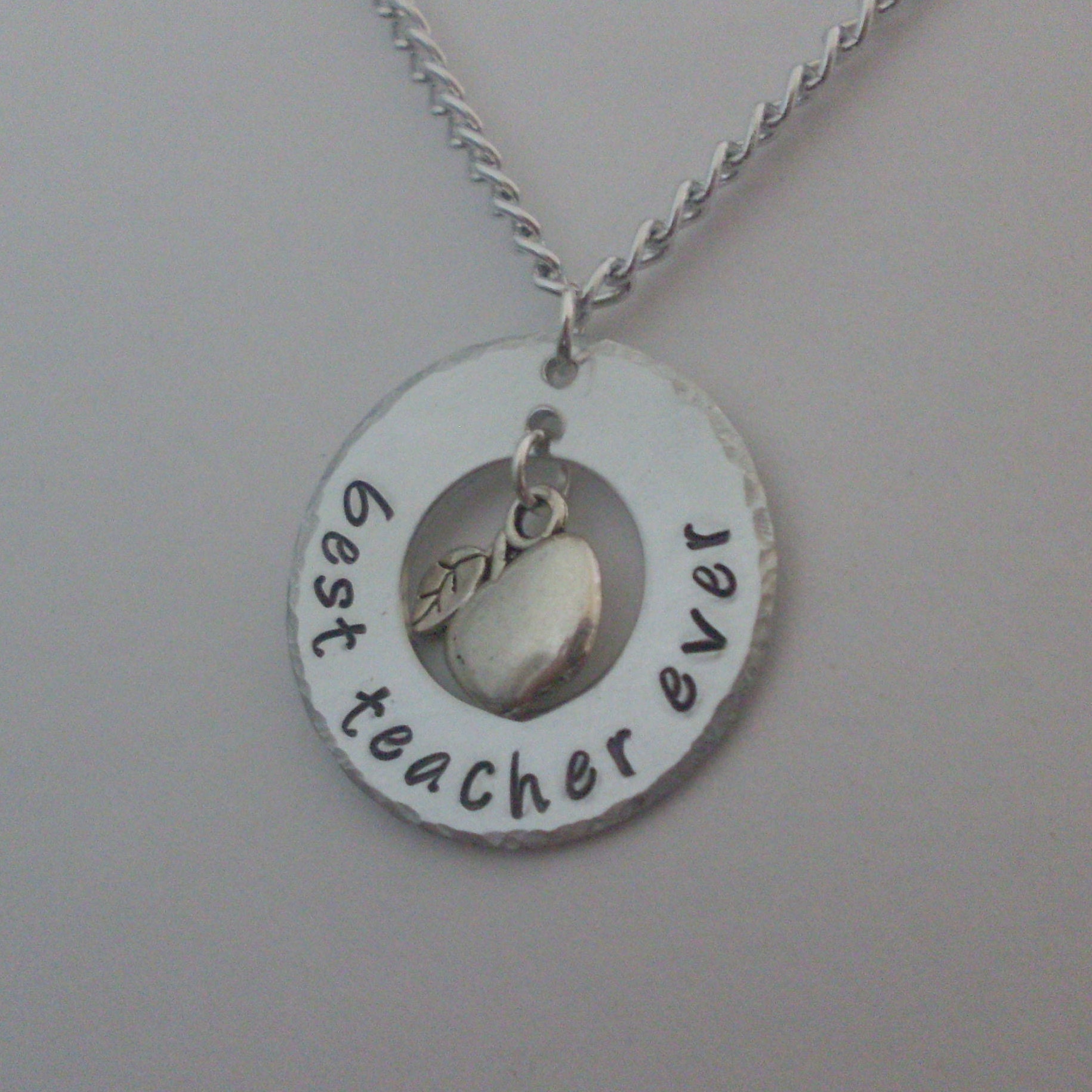 Handgemachte Benutzerdefinierte Hand Gestempelt "Beste Lehrer" Scheibe Halskette Mit Apfel-Charm von StefisLilJewelryShop