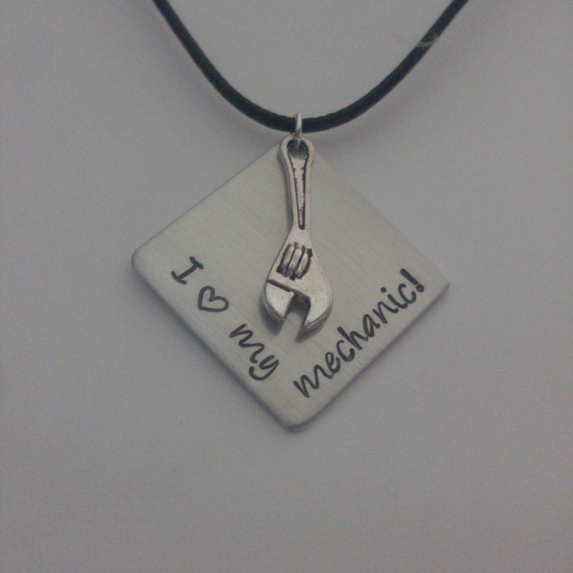 Handgemachte Personalisierte Ihre Nachricht Benutzerdefinierte Hand Gestempelt Halskette Aluminium Diamant Frau Fix-It Schraubenschlüssel von StefisLilJewelryShop