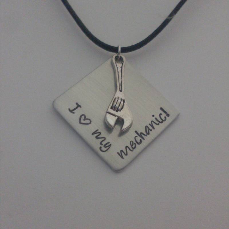 Handgemachte Personalisierte Ihre Nachricht Benutzerdefinierte Hand Gestempelt Halskette Aluminium Diamant Frau Fix-It Schraubenschlüssel von StefisLilJewelryShop